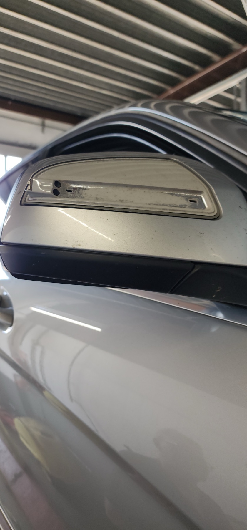 Buitenspiegel van een Mercedes in de werkplaats, zijknipperlicht verwijderd